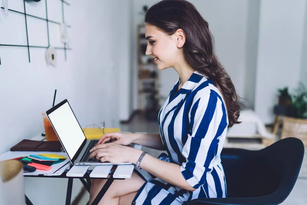 Vista Laterale Positivo Sorridente Ondulato Marrone Capelli Femminili Che Lavorano — Foto Stock