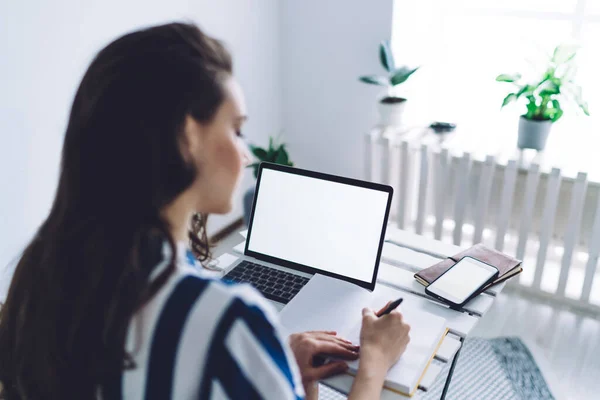 Van Bovenaf Bekijken Van Wazig Duur Elegant Volwassen Dame Schrijven — Stockfoto