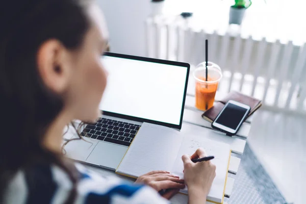 Sett Sammenheng Med Ansiktsløse Svarte Kvinnelige Studenter Som Studerer Tom – stockfoto