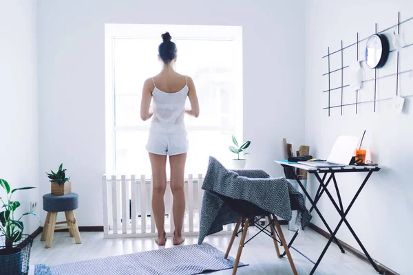 Detrás Descalzo Mujer Tranquila Con Peinado Pijamas Pie Mirando Hacia — Foto de Stock