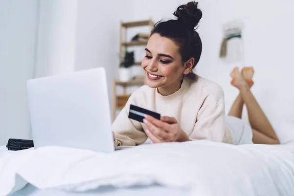 Happy Adult Lady Beige Sweater White Shorts Holding Credit Card — Stock Photo, Image