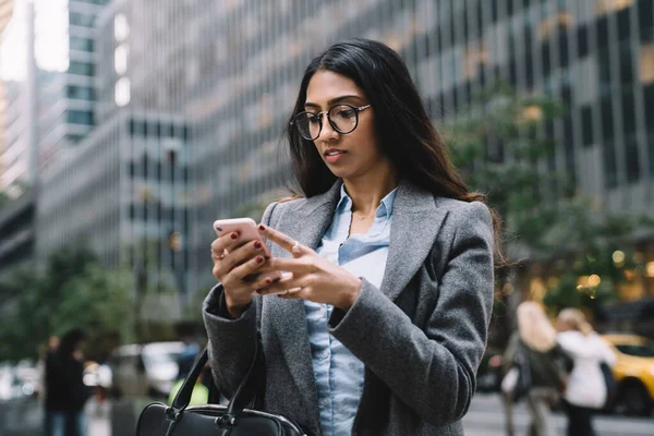 Joven Empresaria Contemporánea Gafas Ropa Oficina Con Bolsa Pie Calle —  Fotos de Stock