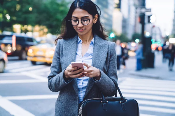 Young Beautiful Ethnic Business Woman Black Hair Leather Bag Texting — Stock Photo, Image