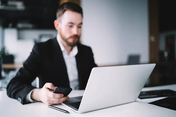 Volwassen Mannelijke Werknemer Formele Kleding Baard Zitten Aan Het Bureau — Stockfoto