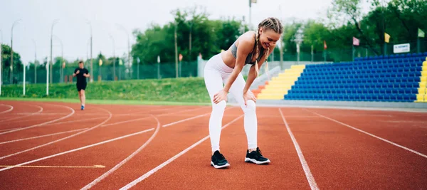 Eine Erwachsene Athletische Frau Moderner Sportlicher Kleidung Steht Der Spur — Stockfoto