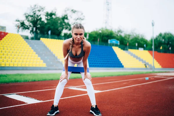 Oldukça Formda Genç Bir Sporcu Kadın Dışarıda Spor Yaparken Dizlerinin — Stok fotoğraf