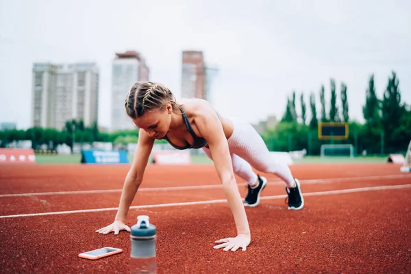 Hübsche Aktive Frau Steht Kniebeuge Stadionnähe Und Bereitet Sich Auf — Stockfoto