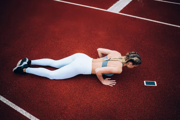 Visão Superior Mulher Cansada Sportswear Deitado Pista Jogging Descansando Após — Fotografia de Stock