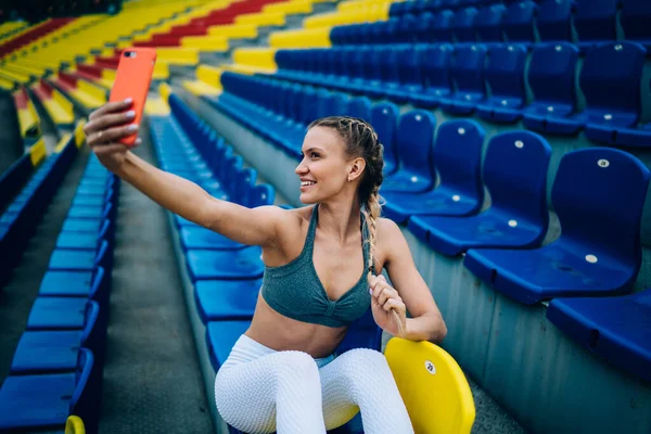 Výše Veselá Mladá Fit Žena Moderním Sportovním Oblečení Přičemž Selfie — Stock fotografie