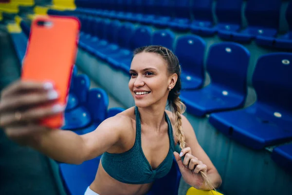 Výše Usměvavé Dospělé Fit Fena Moderním Sportovním Oblečení Zachycení Selfie — Stock fotografie