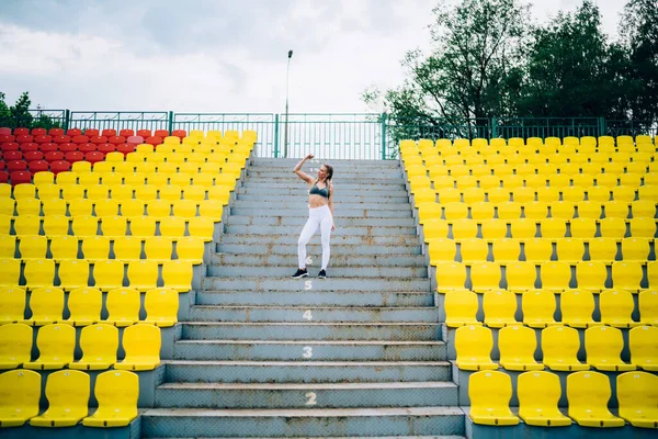 Приваблива Спортивна Жінка Стислих Легінсах Верхній Стоячи Нумерованих Сходах Демонструючи — стокове фото
