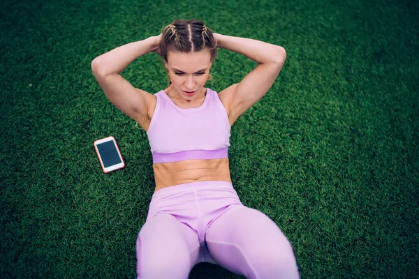 Mujer Atlética Muscular Concentrada Con Cabello Castaño Ropa Deportiva Violeta —  Fotos de Stock