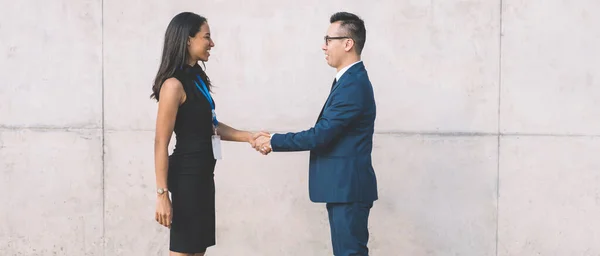 Vista Lateral Diversos Hombres Mujeres Jóvenes Pie Calle Estrechando Las —  Fotos de Stock