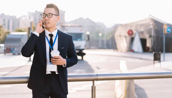 Junger Trendiger Asiatischer Mann Anzug Und Brille Mit Ausweis Und — Stockfoto