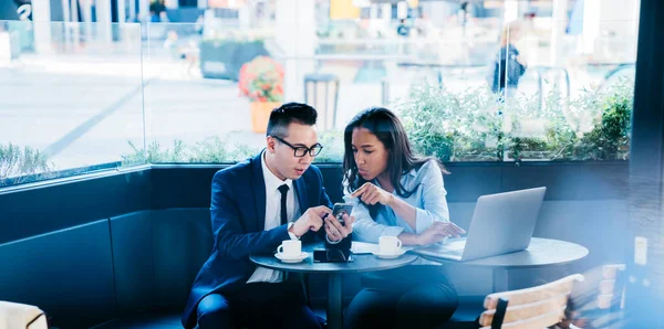 Young Multiracial Woman Man Sharing Mobile Phone While Working Team — Stock Photo, Image