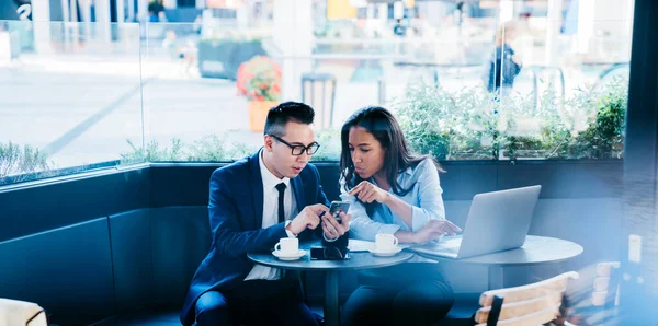 Jovem Mulher Multirracial Homem Compartilhando Telefone Celular Enquanto Trabalhava Equipe — Fotografia de Stock