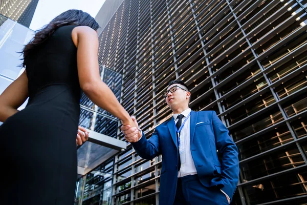 Baixo Mulher Elegante Homem Terno Apertando Mãos Cumprimentando Uns Aos — Fotografia de Stock