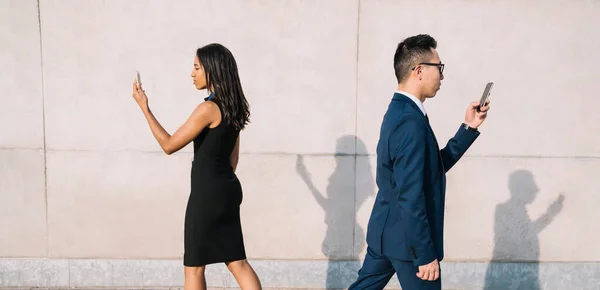 Vista Lateral Hombre Mujer Modernos Separados Caminando Por Calle Pasando — Foto de Stock