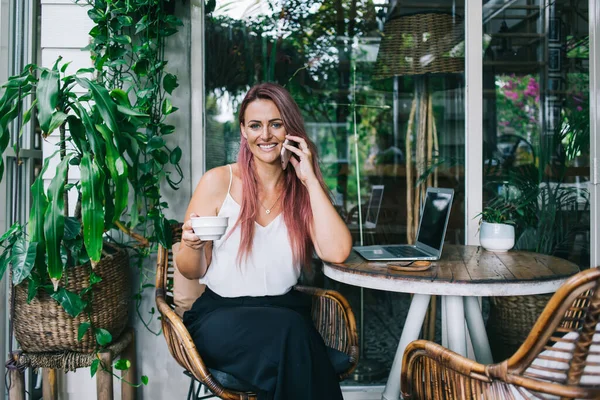 Pretty Successful Smiling Woman Sitting Open Cafe Surrounded Green Plants — Stock Photo, Image