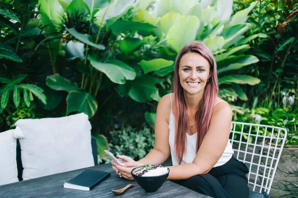 Mujer Adulta Positiva Con Pelo Largo Rosado Sonriendo Alegremente Mirando —  Fotos de Stock