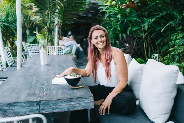 Pembe Saçlı Güzel Yetişkin Bir Kadın Kafeterya Terasında Yastıklarla Rahat — Stok fotoğraf