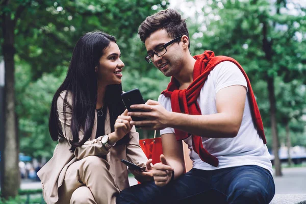 Homem Bonito Roupas Casuais Óculos Mostrando Smartphone Para Namorada Sorridente — Fotografia de Stock