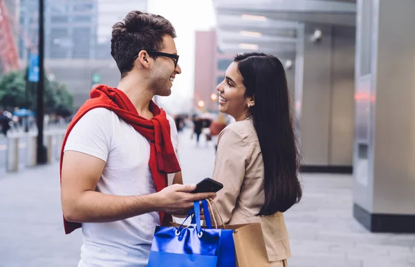 Side Syn Trendiga Moderna Multiracial Casual Kärleksfulla Leende Ung Man — Stockfoto