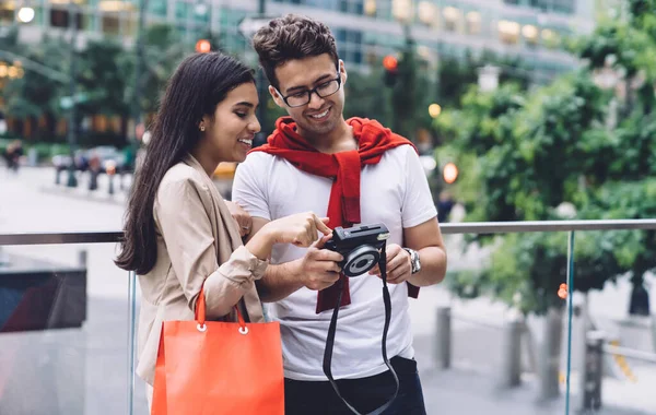 Optimista Pareja Multiétnica Alegre Con Bolsa Compras Descansando Calle Ciudad — Foto de Stock