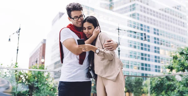 Jovem Hispânica Cabelos Escuros Mulher Elegante Com Homem Abraçando Enquanto — Fotografia de Stock