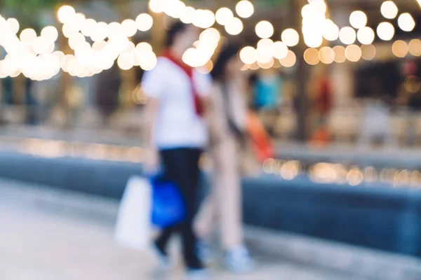 身着休闲装 手牵着购物袋在繁忙的城市街道上行走的一对难以辨认的现代情侣的模糊背景 — 图库照片