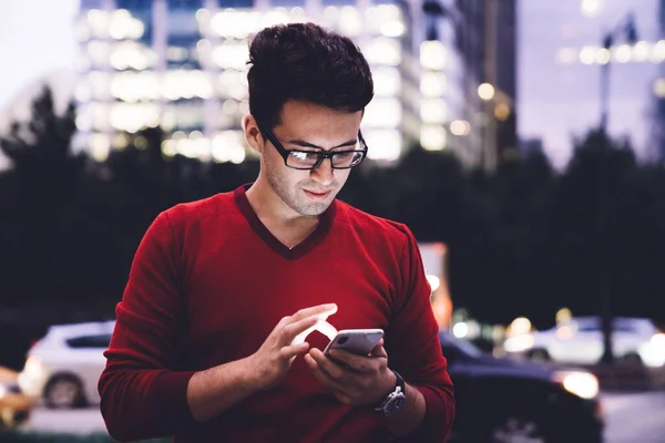 Stilvoller Erwachsener Mann Brille Und Rotem Pullover Mit Smartphone Während — Stockfoto