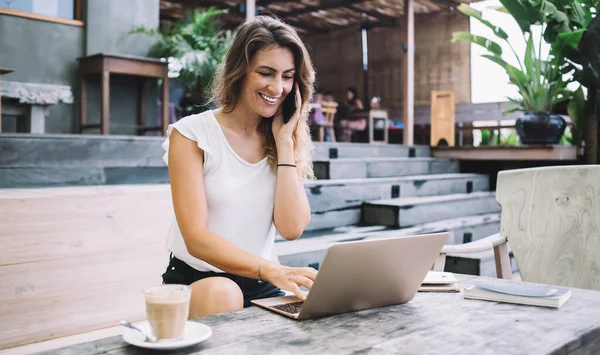 Femme Concentrée Souriante Debout Dans Cour Côté Table Tout Parlant — Photo