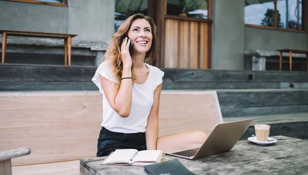 Femme Aux Cheveux Bruns Vêtements Décontractés Assis Bureau Avec Ordinateur — Photo