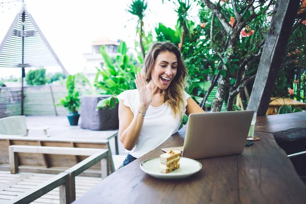 Śmiejąca Się Bizneswoman Białej Koszuli Wideokonferencja Laptopie Podczas Przerwy Obiadowej — Zdjęcie stockowe