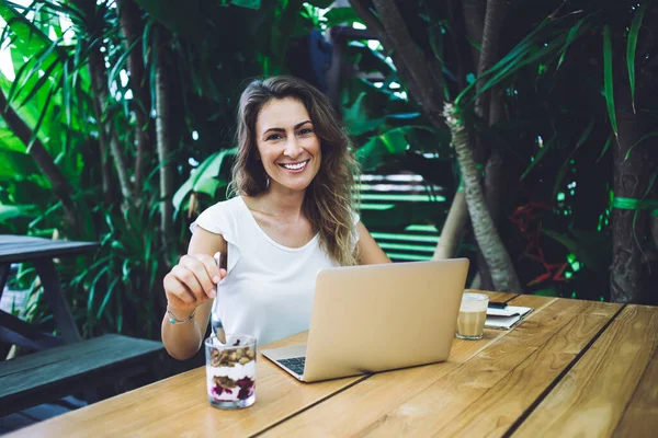 Snygg Kvinnlig Glatt Leende Och Försöker Läcker Söt Dessert Medan — Stockfoto