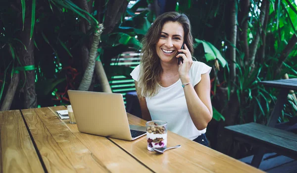 Emocionado Hembra Traje Elegante Sonriendo Mirando Cámara Mientras Tiene Una —  Fotos de Stock