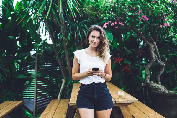 Mulher Atraente Vestindo Camisa Branca Shorts Pretos Mensagens Celular Enquanto — Fotografia de Stock