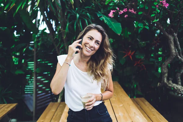 Sorrindo Boa Aparência Encaracolado Fêmea Jardim Com Copo Bebida Falando — Fotografia de Stock