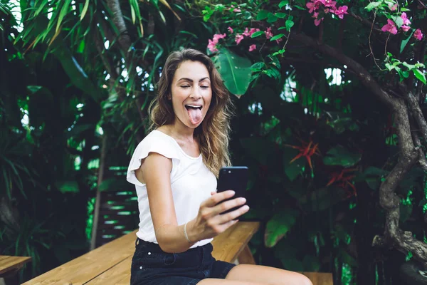 Krullende Vrouw Zitten Houten Tuintafel Zetten Benen Bank Het Nemen — Stockfoto