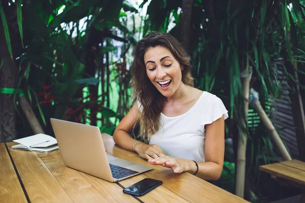 Ottimista Donna Sorridente Abbigliamento Casual Raggiungere Smartphone Durante Controllo Della — Foto Stock