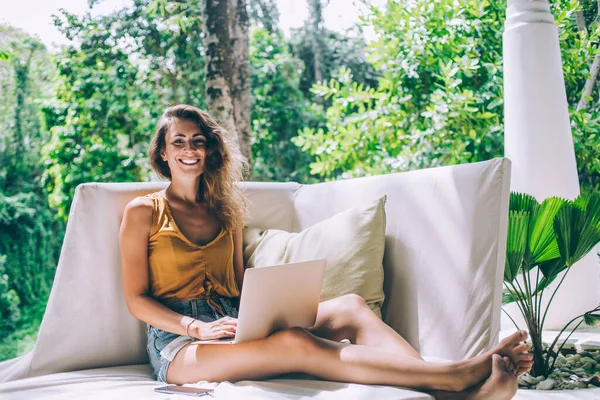 Bella Donna Bruna Felice Abbigliamento Casual Che Lavora Sul Computer — Foto Stock