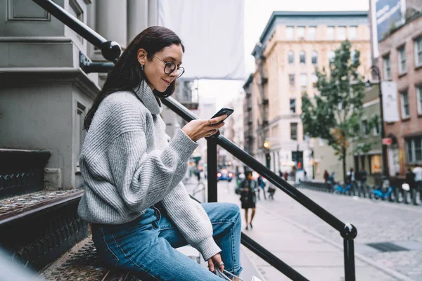 Sidovy Över Ung Kvinna Grå Tröja Och Blå Jeans Sitter — Stockfoto