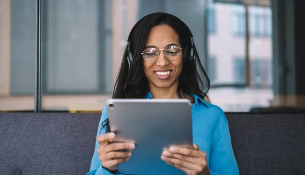 Stílusos Okos Afro Amerikai Fényes Szemüveg Széles Mosollyal Figyeli Tabletta — Stock Fotó