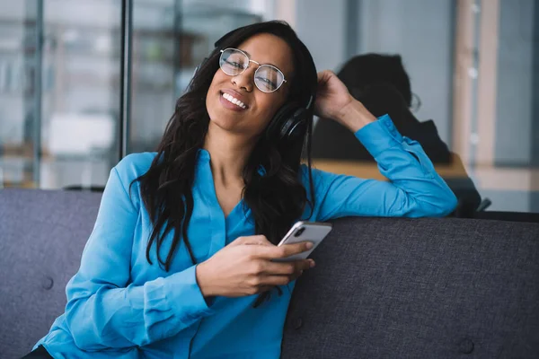 Glad Afroamerikansk Kvinnlig Chef Klädd Formell Kostym Med Smartphone När — Stockfoto