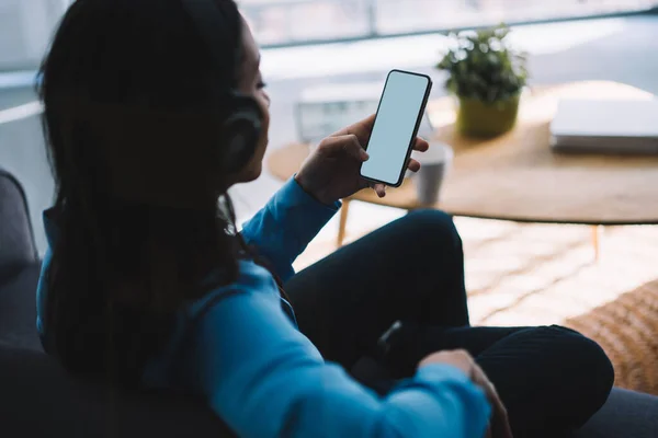 Modern Etnik Kadın Gündelik Kıyafetleriyle Kanepeye Oturup Müzik Dinlerken Evde — Stok fotoğraf