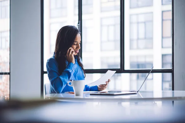 Sidovy Självsäker Leende Afroamerikansk Kvinna Talar Mobiltelefon Och Tittar Dokument — Stockfoto