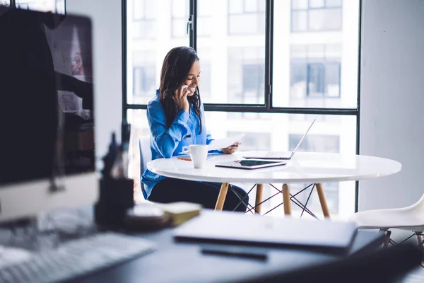 Selective Focus Smiling African American Woman Using Laptop Communicating Smartphone — Stock Photo, Image