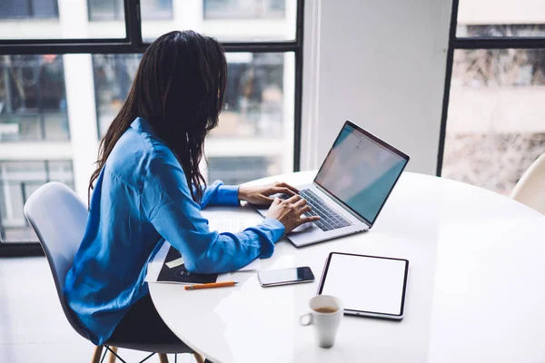 Vista Lateral Ángulo Alto Mujer Pensativa Étnica Usando Tableta Mecanografía — Foto de Stock