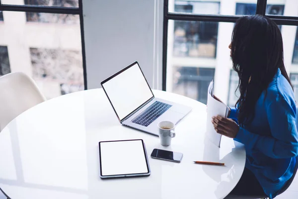 Hög Vinkel Sida Syn Etniska Allvarliga Kvinna Skriva Laptop Och — Stockfoto