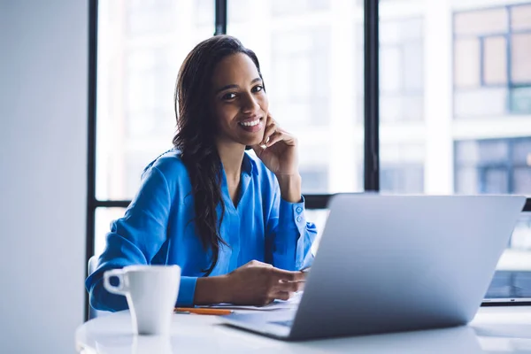 Conteúdo Sorrindo Mulher Afro Americana Desgaste Corporativo Usando Laptop Enquanto — Fotografia de Stock